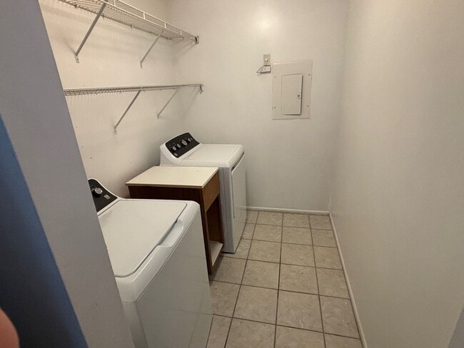 Building Photo - 2 Bedroom, 1 Bath Condo in Virginia Beach