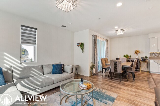 Building Photo - Bright & Upgraded 2 bedroom Anaheim Townhome in Prime Location!
