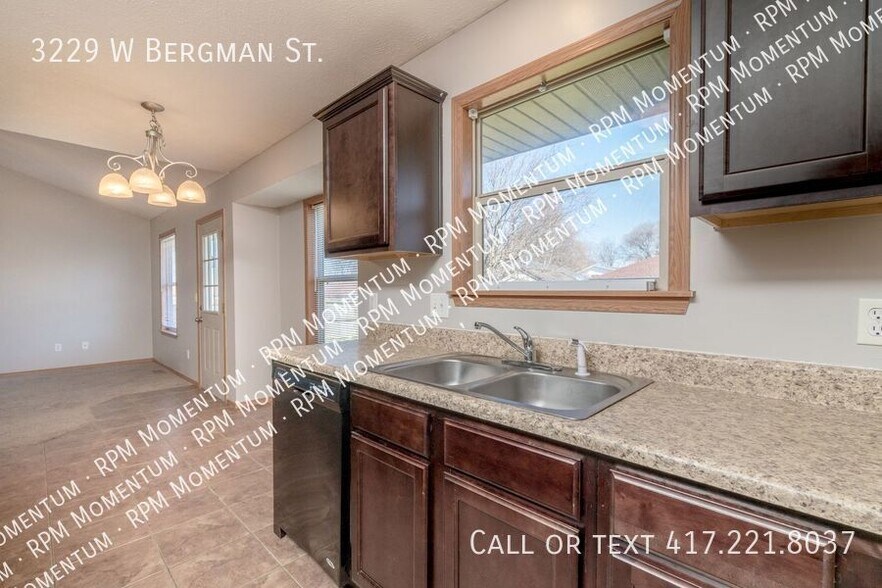 Building Photo - 3229 W Bergman St