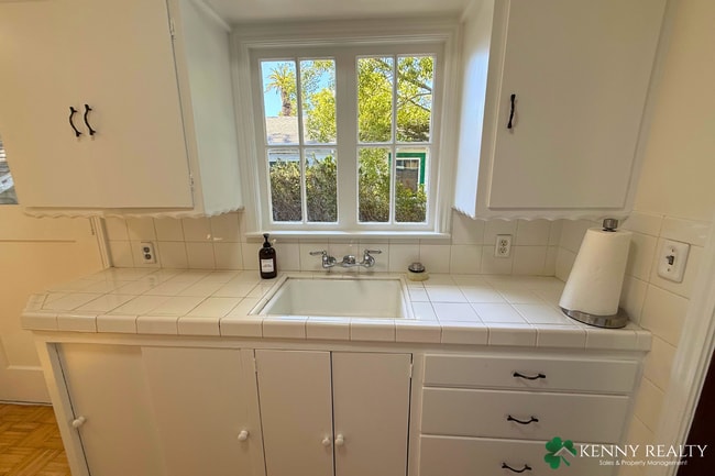 Building Photo - Charming 1 Bedroom Home with Private Yard in Pacifica