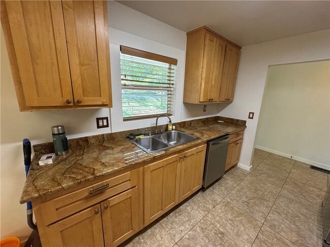 Building Photo - 700 E Edna St