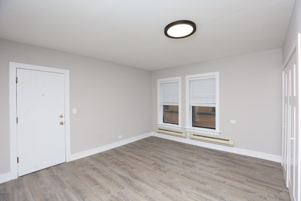 Building Photo - 747 W Cornelia Ave