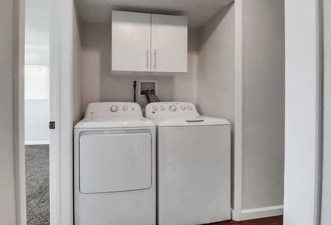 Building Photo - Pristine 4 bedroom, 2 bath, single level h...