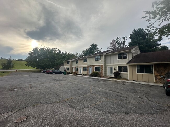 Building Photo - 2 Bedroom Close to I-81
