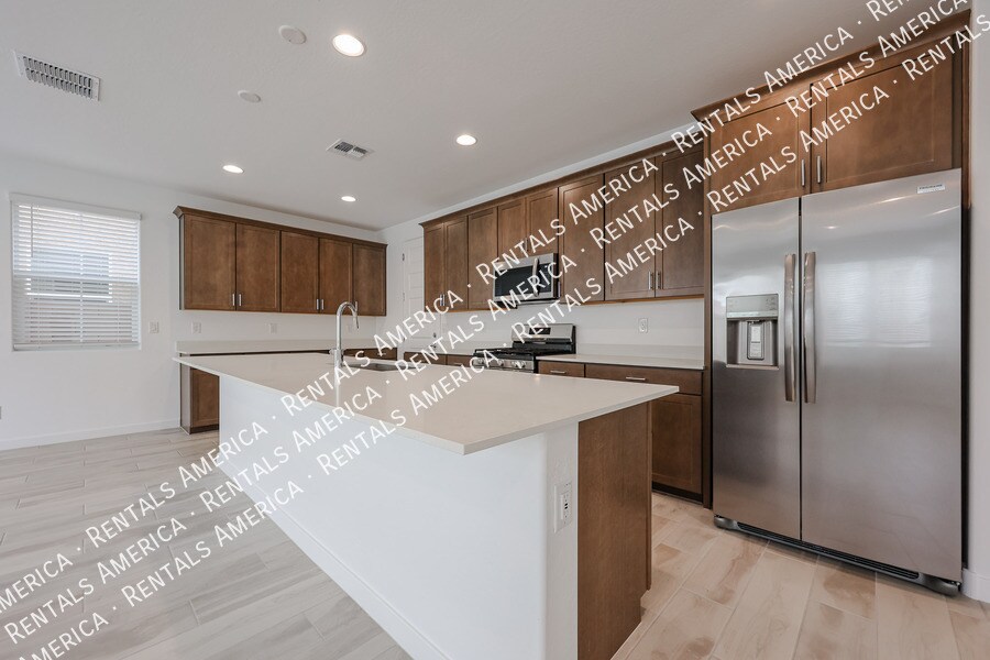 Building Photo - 10151 E Ulysses Ave