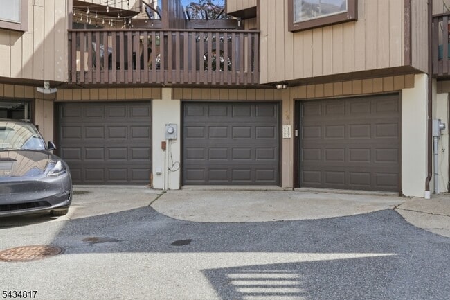 Building Photo - 15 Delbarton Ct