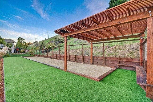 Building Photo - STUNNING LUXURY HOME WITH GORGEOUS SETTING IN WONDERFUL ORINDA!