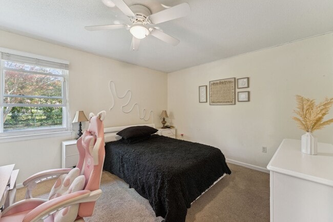 Building Photo - AVAILABLE NOW! (Pet Friendly)