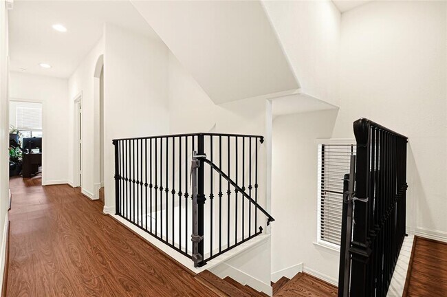 Building Photo - 1531 Woodbend Park S