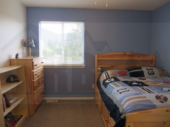 Building Photo - Gorgeous 4 bedroom House in a highly desir...