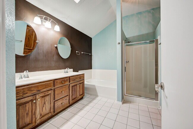 Building Photo - 2912 Edinburg Dr