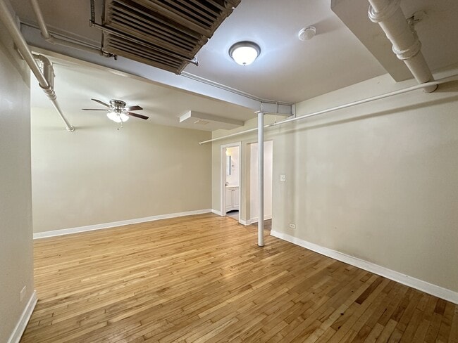 Building Photo - 4824 W Addison St