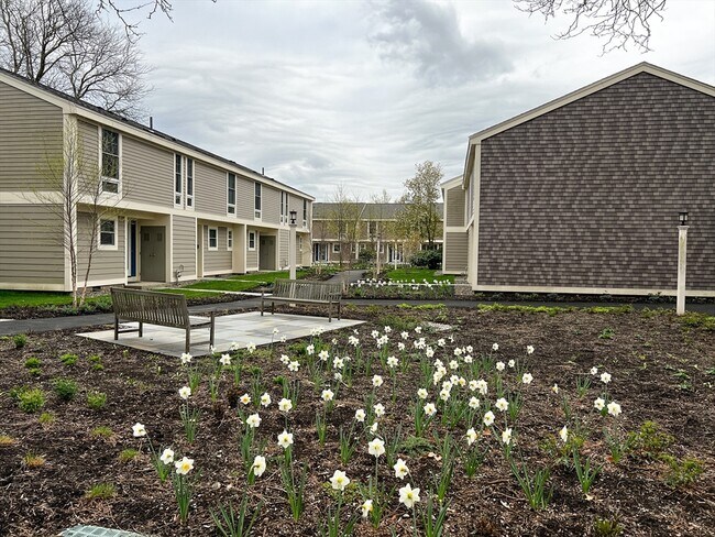 Building Photo - 11 Oak St