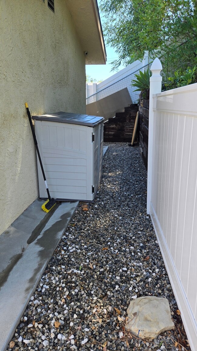 Dog run w/extra storage - 6619 Daryn Dr