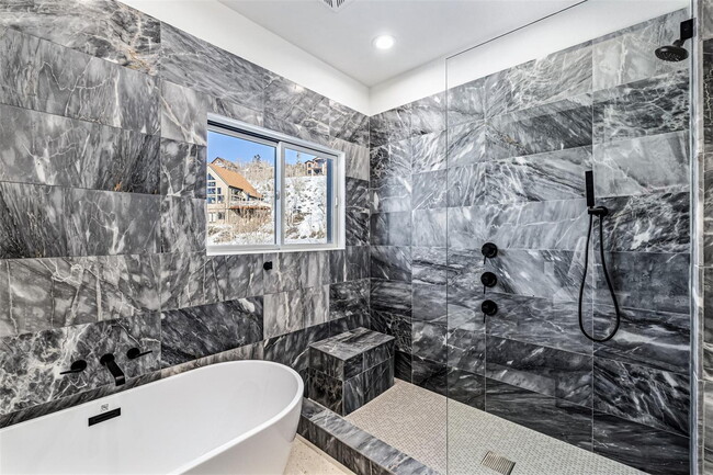 Building Photo - Fully Remodeled 4 bedroom Home in Hamilton...