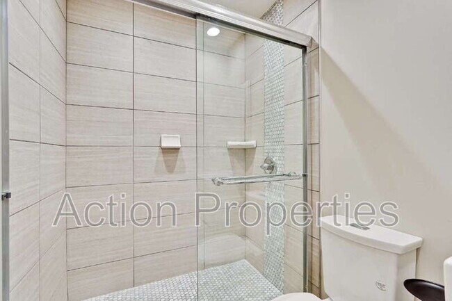 Building Photo - 261 Langton Ave