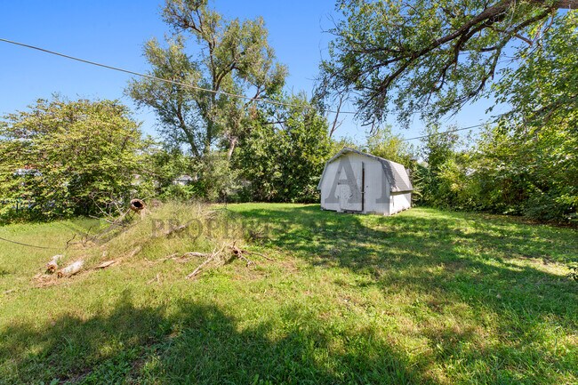 Building Photo - 3026 S Vine St