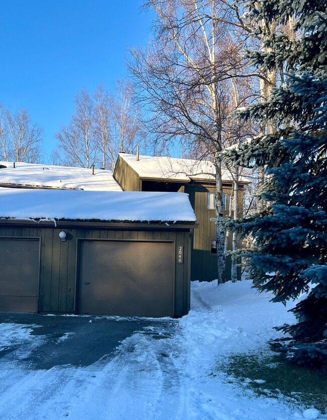Building Photo - Available in July! Pet Friendly Fully Furn...