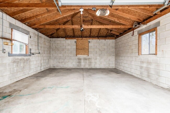 Building Photo - 3070 Lotz Dr