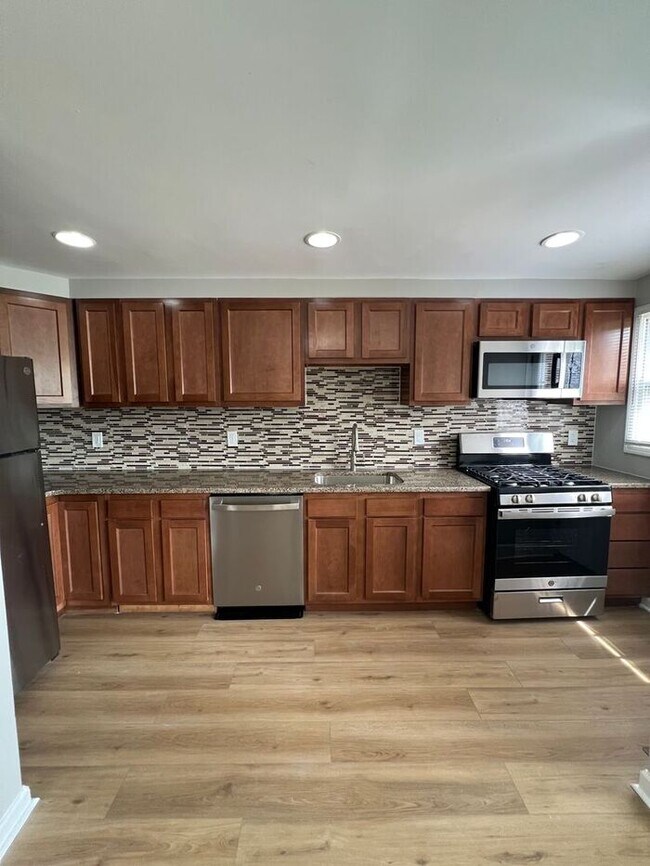 Building Photo - 3 Bedroom Townhome with Parking