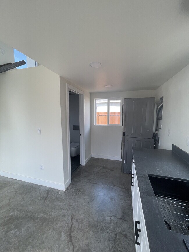 Building Photo - 1339 E 8th St