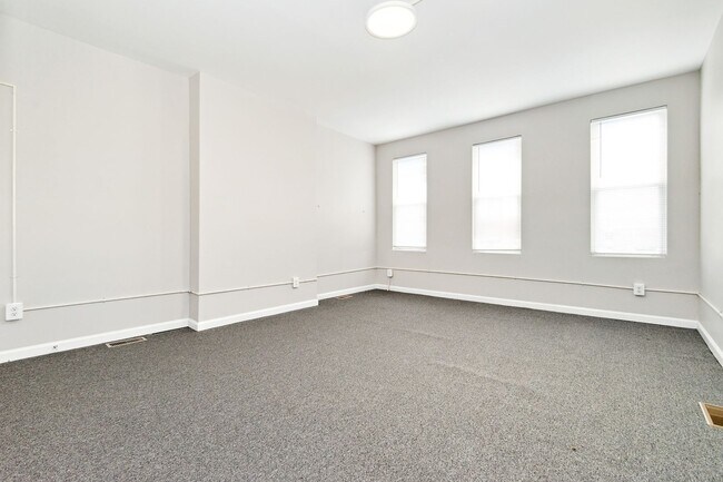 Building Photo - 1418 N Eden St