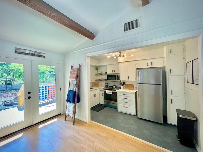 Building Photo - 1582 Valley Dr