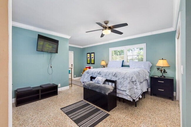 Building Photo - 145 SE 3rd Ave