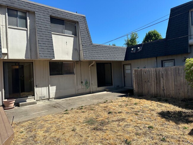 Building Photo - Large 3 bedroom 2.5 bath duplex with a gar...