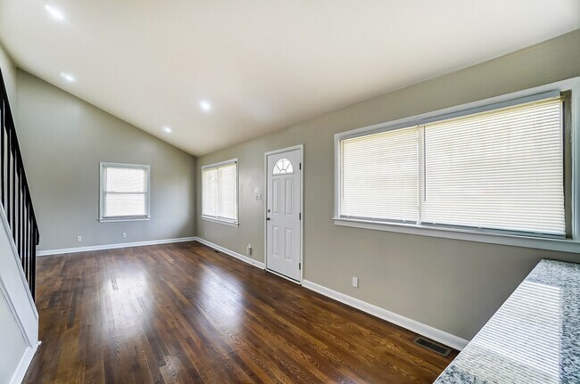 Building Photo - 717 Forest Dr
