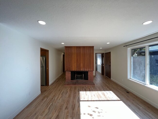 Building Photo - Beautiful 2 Bed, 1 Bath Duplex in SW Portland! Enjoy Private Yard, Spacious Floorplan in a Great ...
