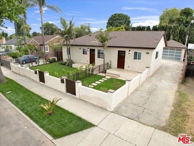 Building Photo - 6915 Encino Ave