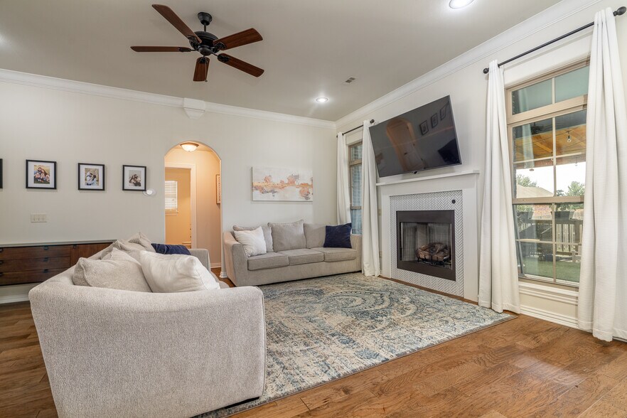 Building Photo - 212 Cowans St