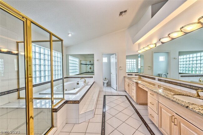Building Photo - 2740 N Lakecrest Dr