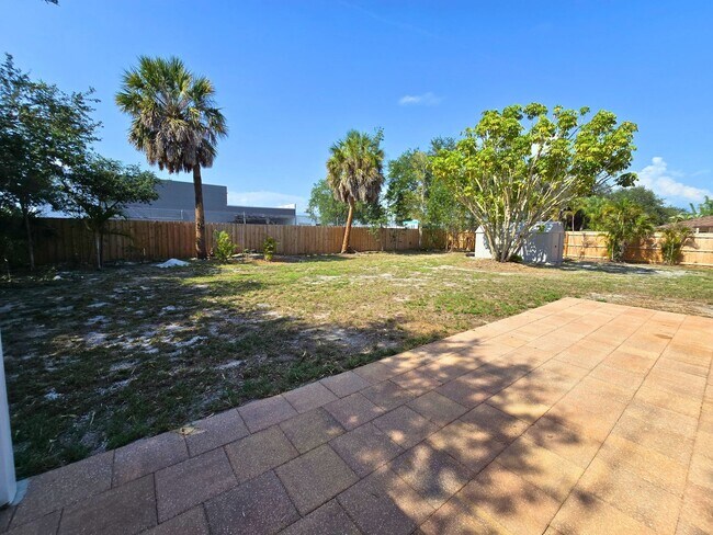 Building Photo - Charming 2BR/ 2BA/ 2 Car Garage - Near Phillippi Creek