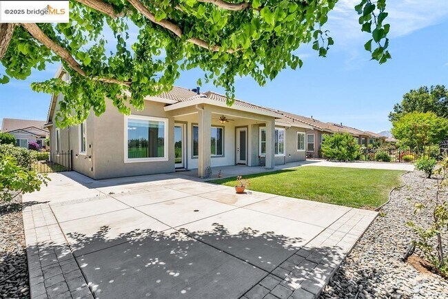 Building Photo - 909 Suntan Ln