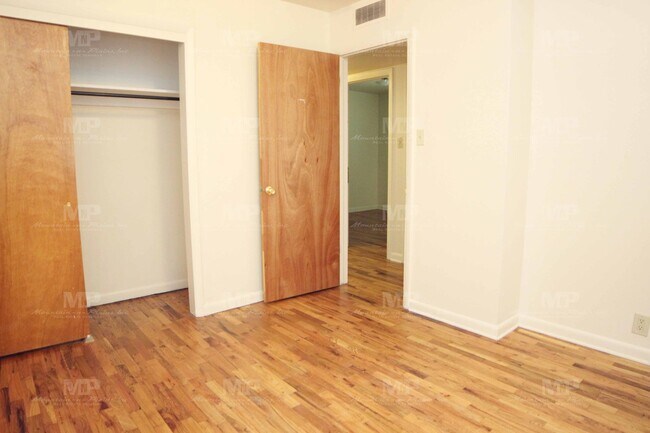 Building Photo - 1024 Glenmoor Dr