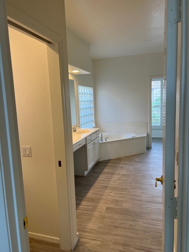 Building Photo - 814 W Beechnut Dr