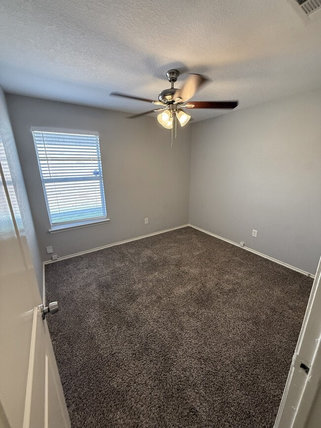 Building Photo - 1936 Encino Dr