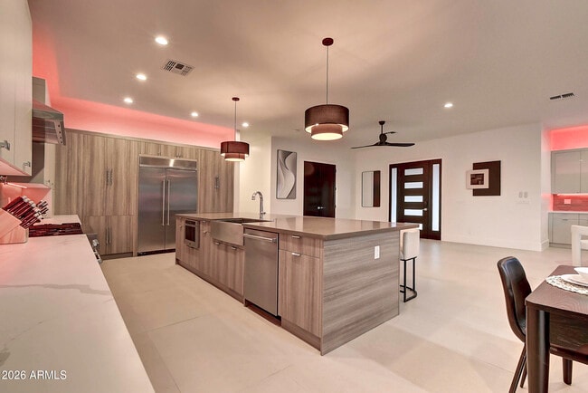 Building Photo - 6401 E Larkspur Dr