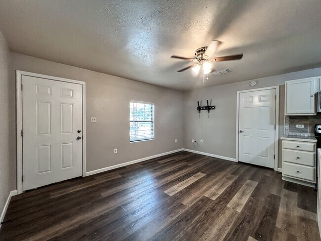 Building Photo - 1825 Lakeview Dr