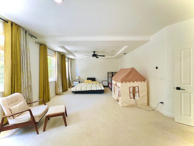 Building Photo - Gorgeous Serrano home in gated community c...