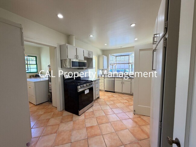 Building Photo - 3 Bed/2 Bath Single Level Home!