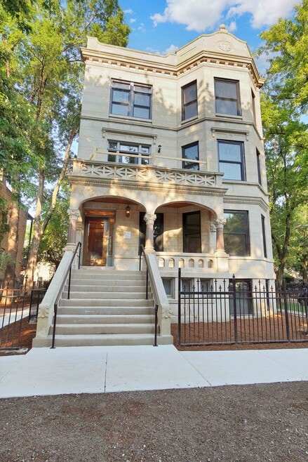 Building Photo - 1233 N Hoyne Ave