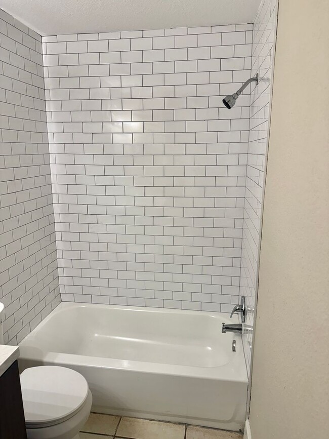 Building Photo - Fully Renovated and Modern 3/1 Available Now!