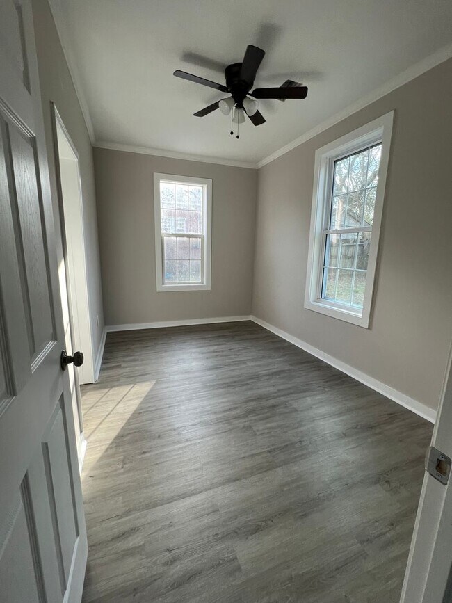 Building Photo - Cute corner lot available for August move-in