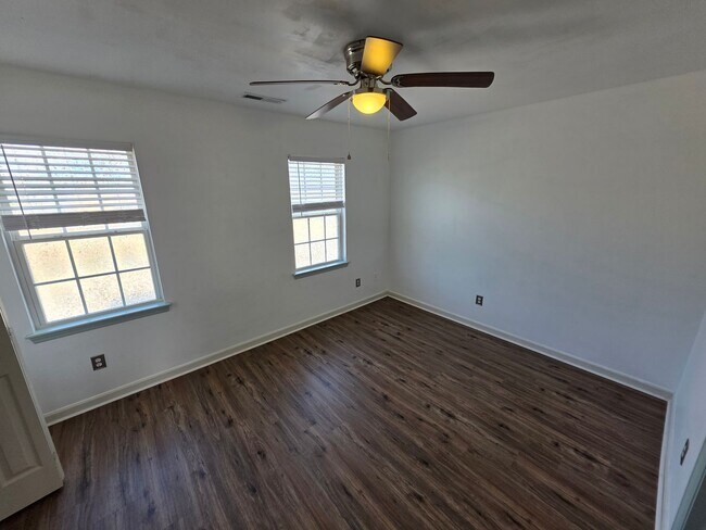 Building Photo - 2 BR 2 BA Townhose