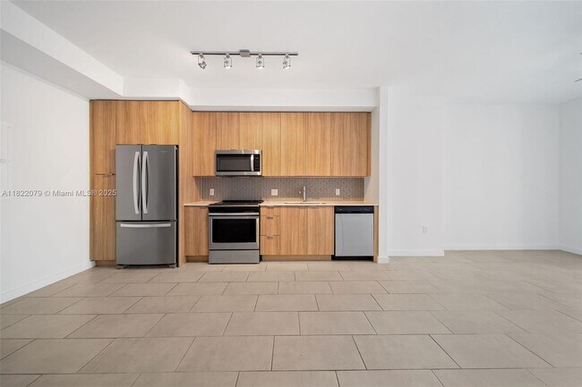 Building Photo - 2150 N Bayshore Dr