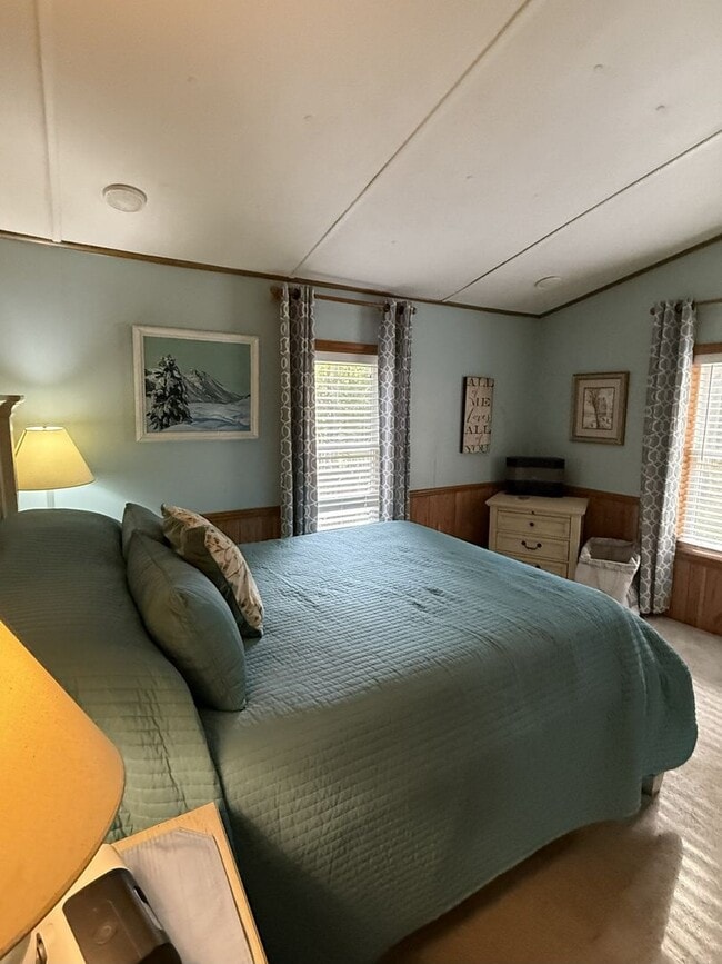 Building Photo - Rare Seasonal Frankfort Find-Fully Furnished!