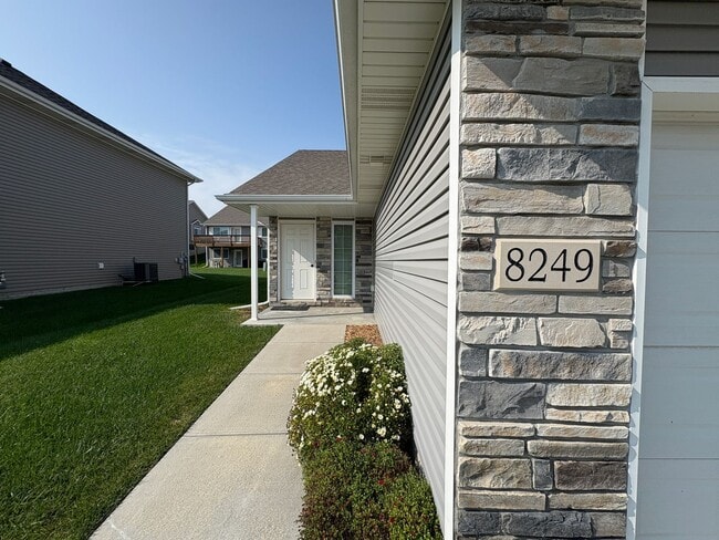 Building Photo - Townhome in Southeast Lincoln